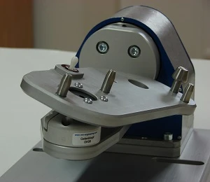 Verstellen einer Aufnahmeplatte Verstellen einer Aufnahmeplatte in einer Gravurvorrichtung