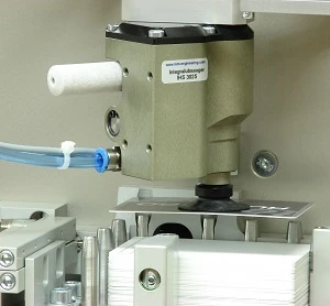 Vereinzeln von Kreditkarten mittels Hubsauger