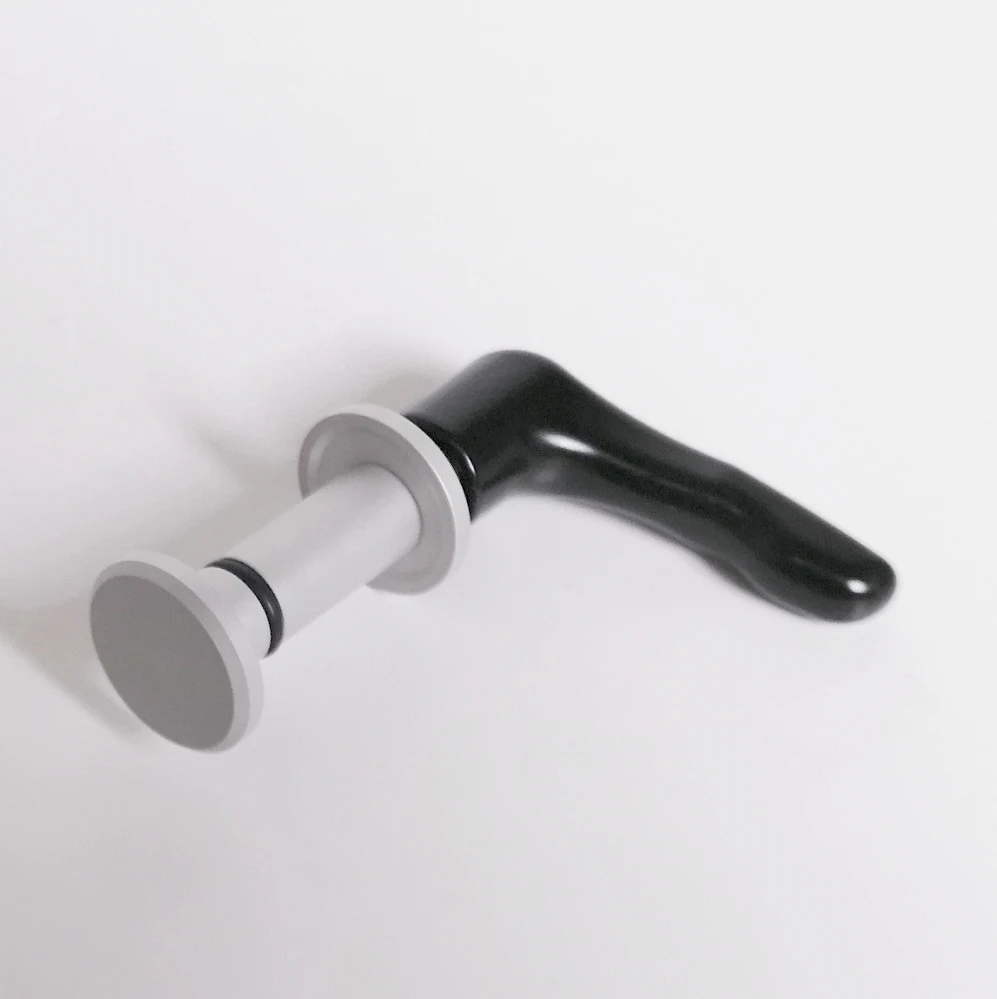 Dispositivo di serraggio per piattaforme girevoli