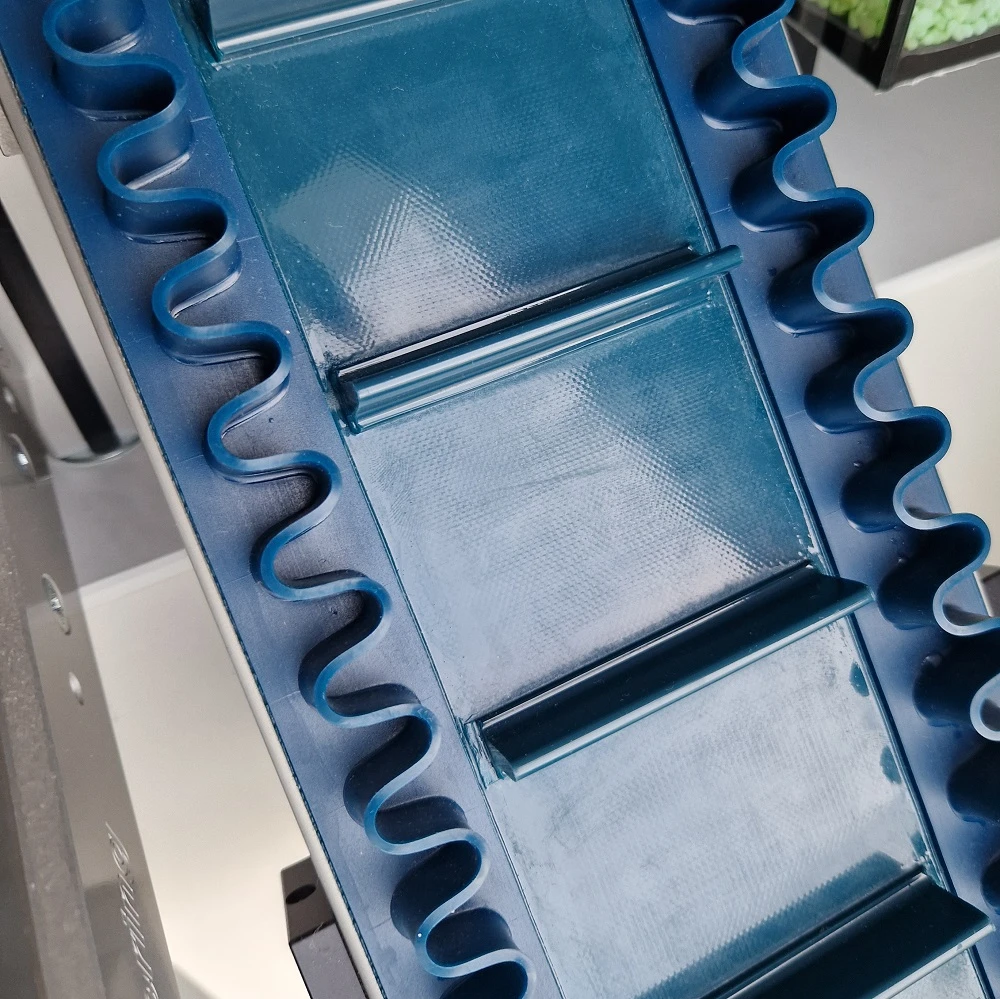 Förderband mit Wellkanten